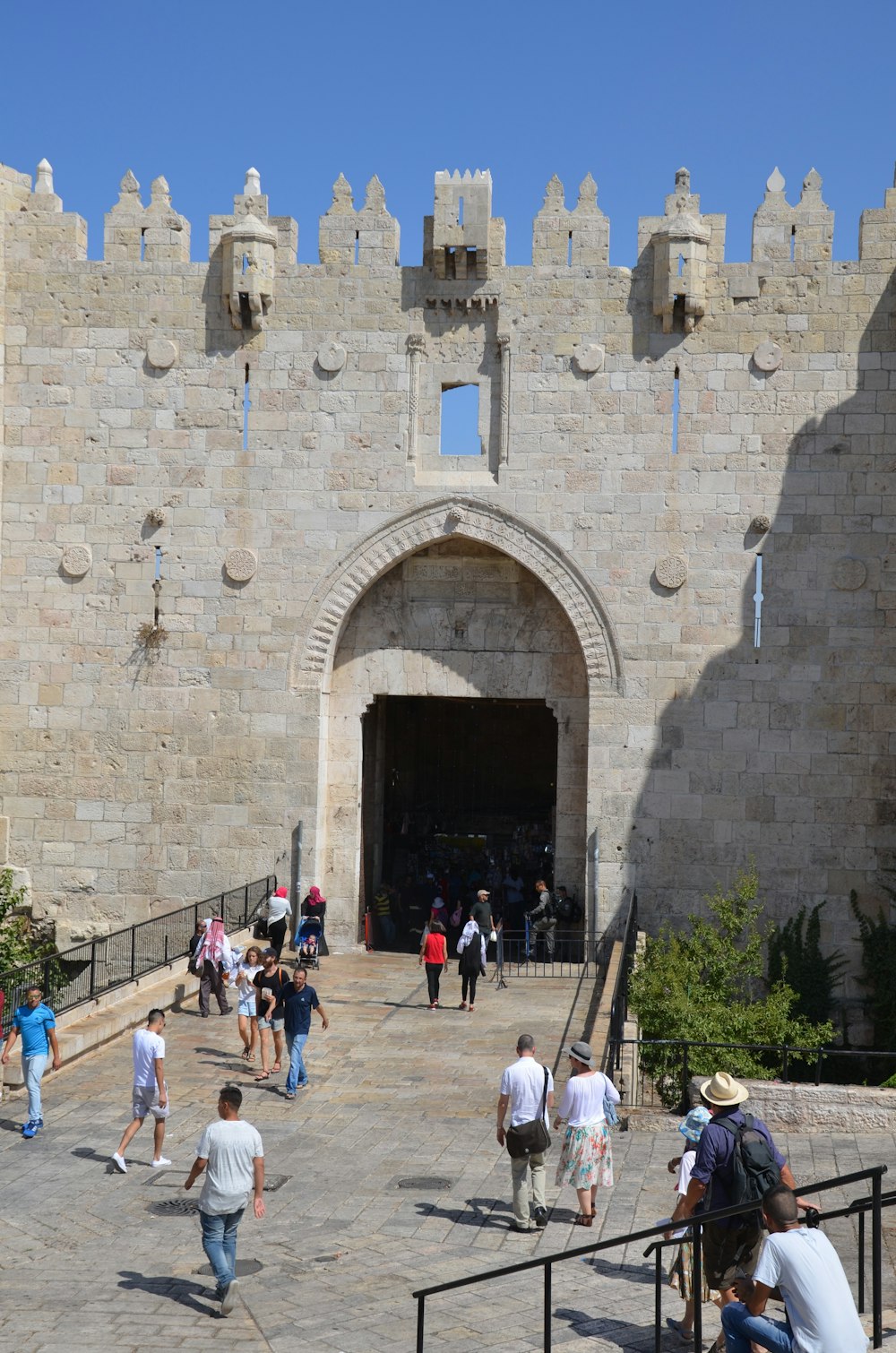 Un groupe de personnes entrant dans un château
