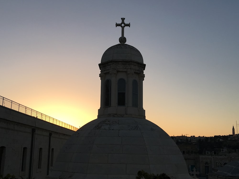 Un edificio con una cruz en la parte superior