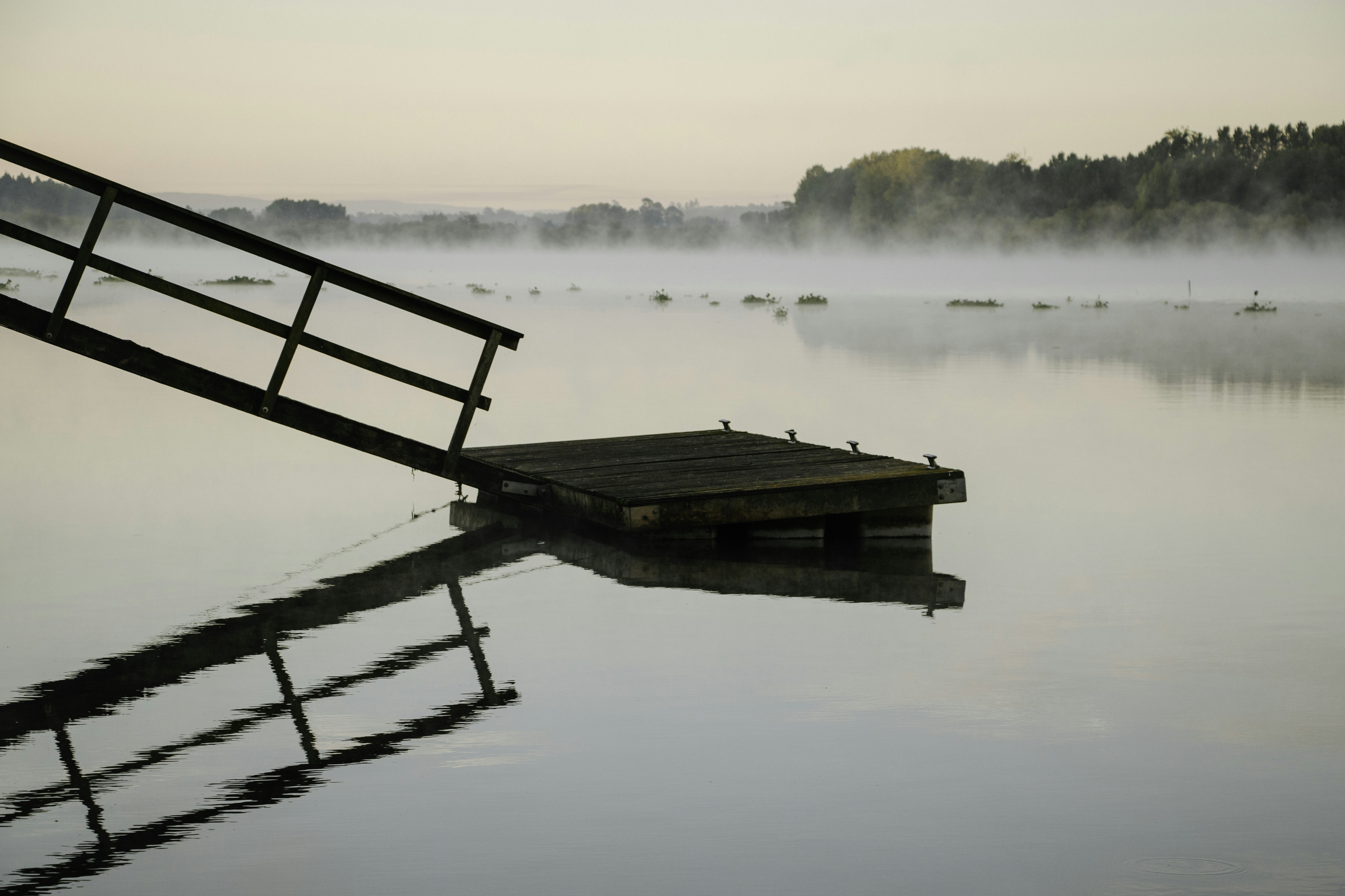 uma doca em um lago