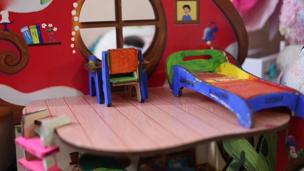 a child's room with a table and chairs