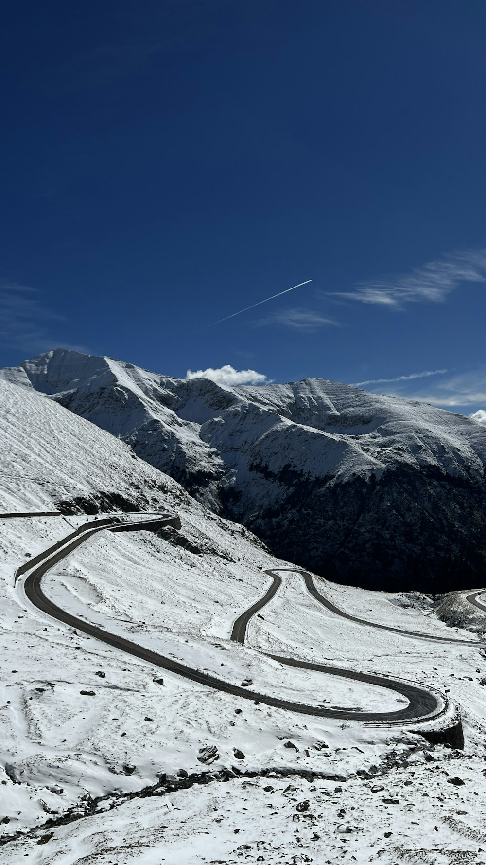 a snowy mountain range