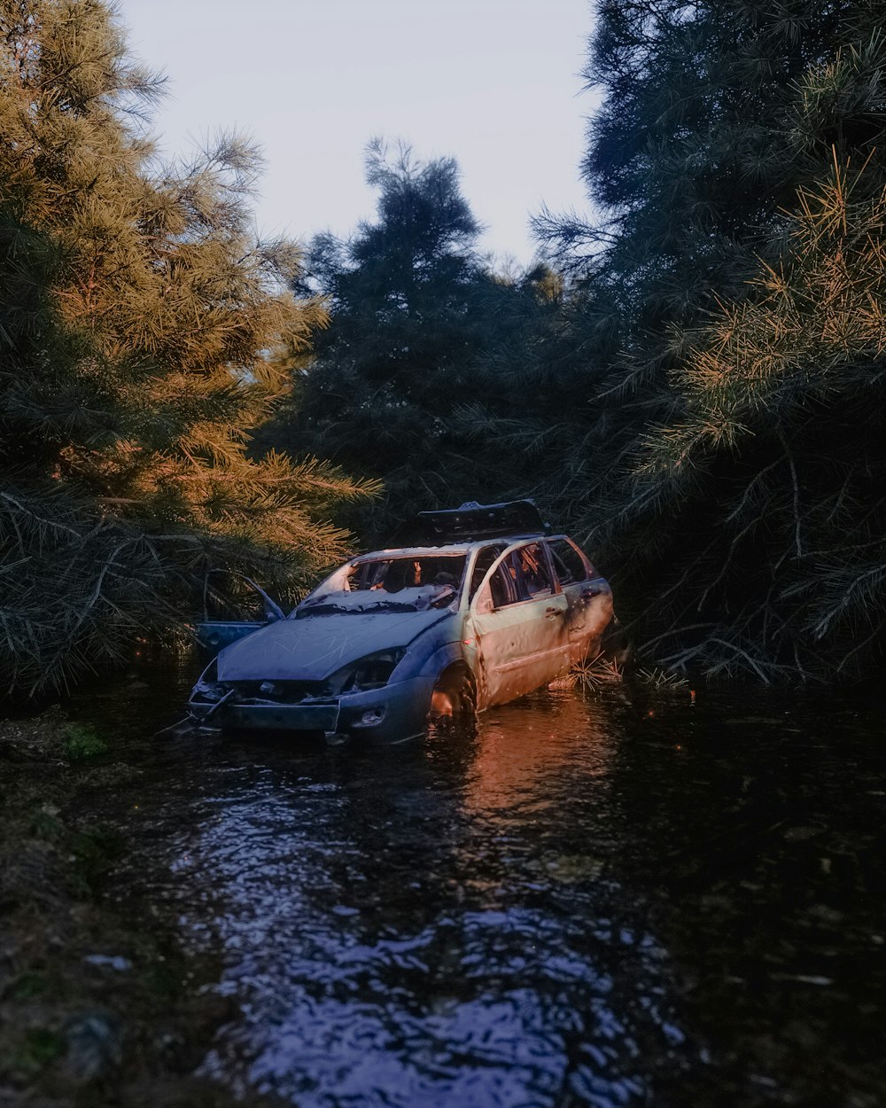 Ein Auto auf einer schlammigen Straße