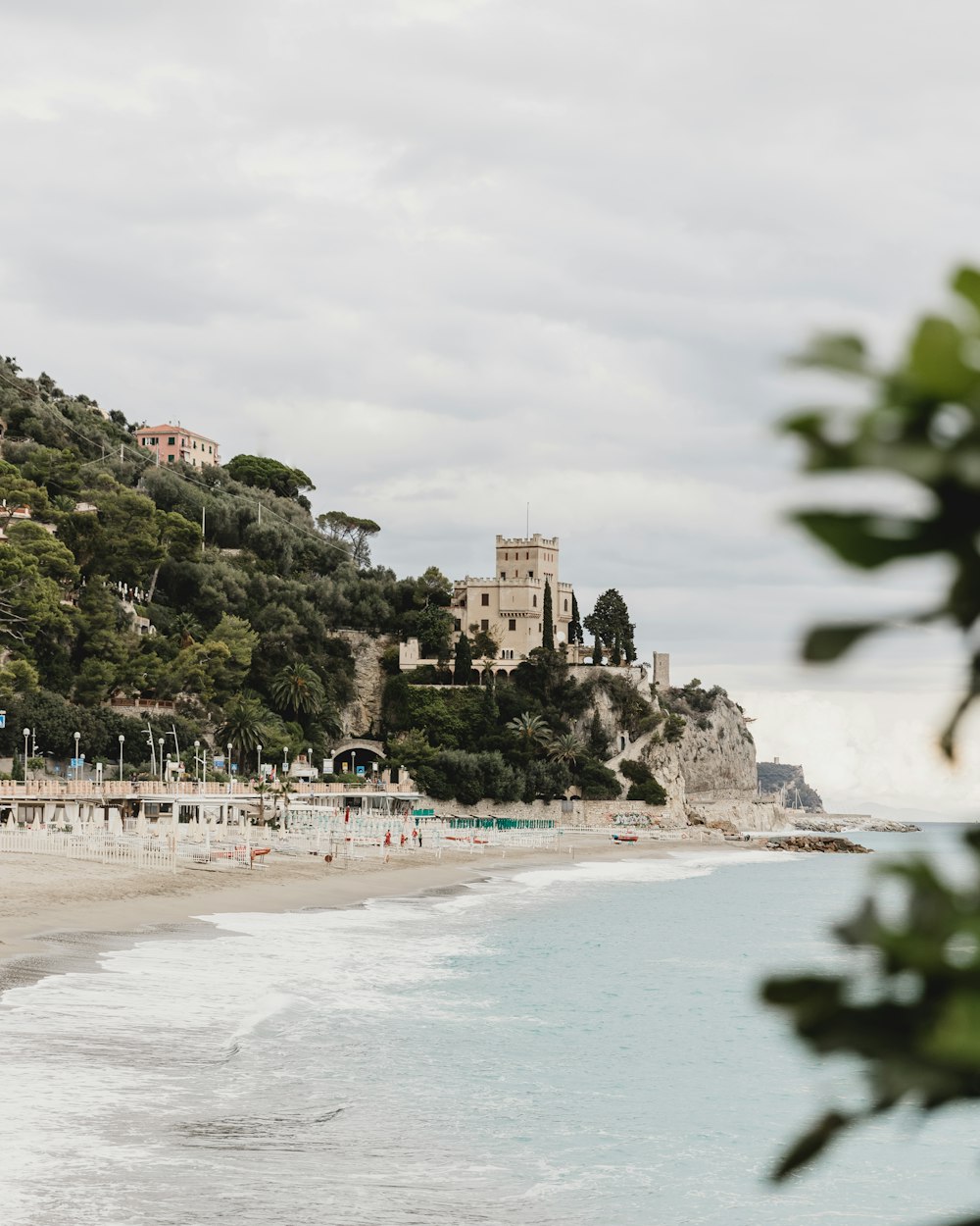 una spiaggia con un castello su di esso