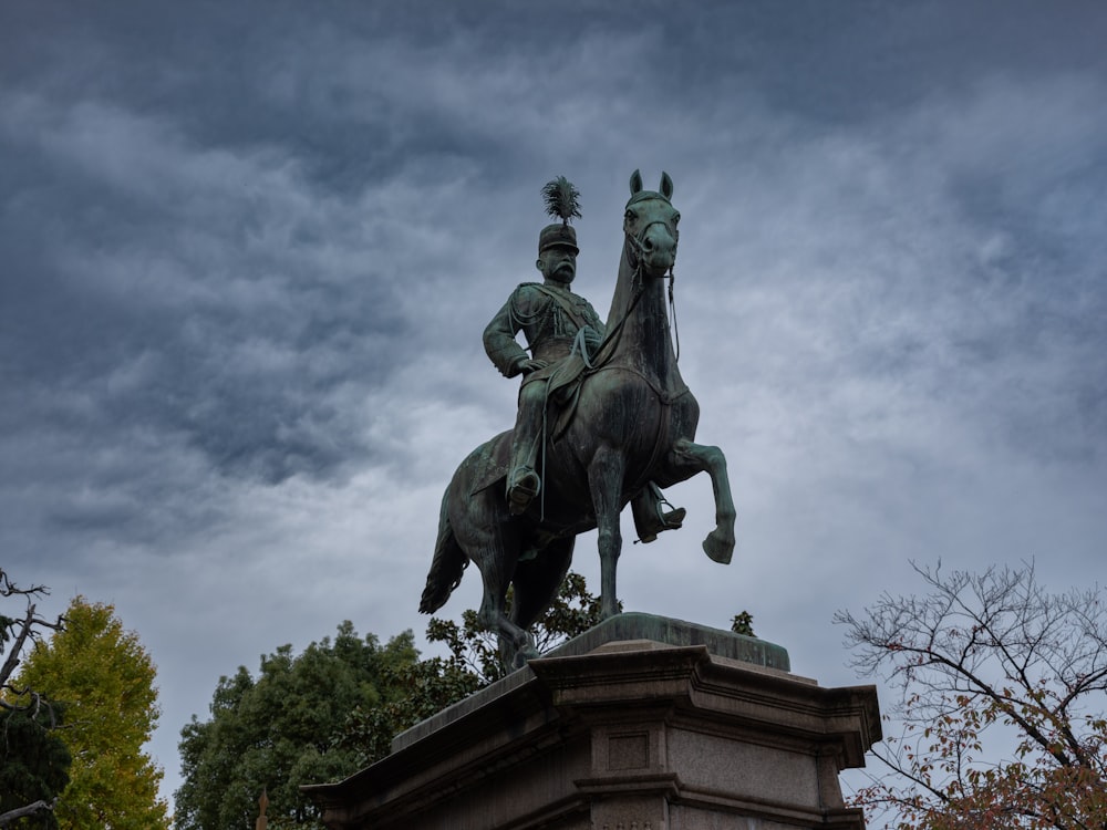 uma estátua de uma pessoa que monta um cavalo