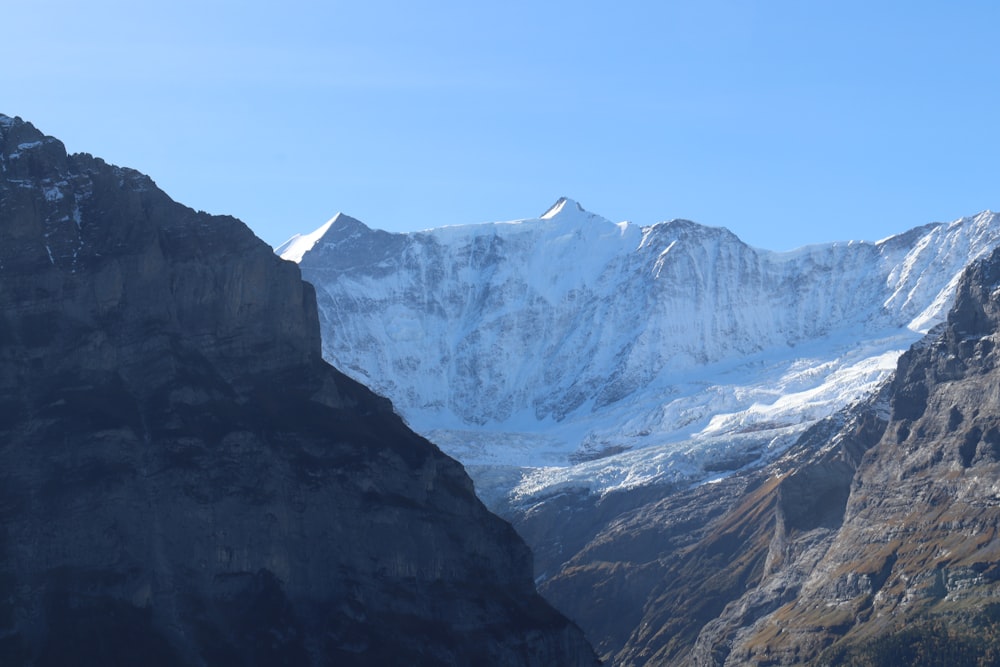 Una montaña con nieve