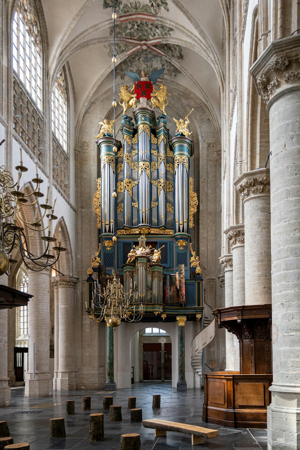 Une grande cathédrale ornée d’or et de bleu