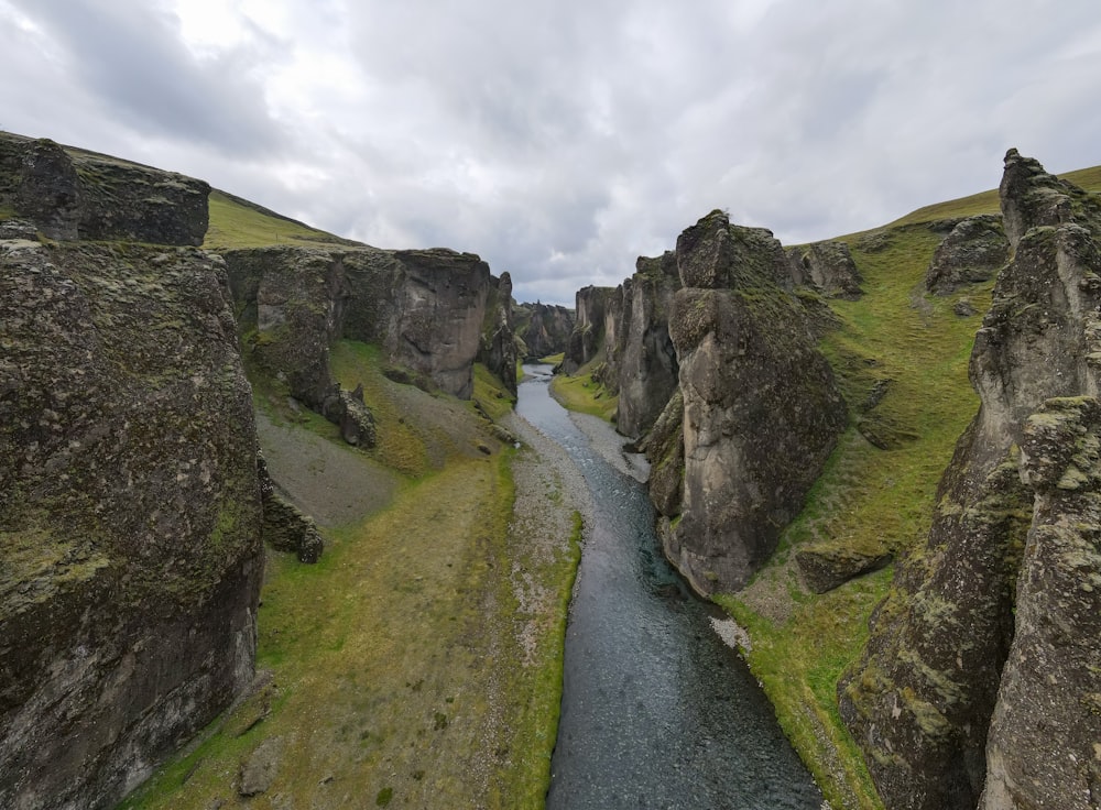 Une route entre des falaises rocheuses