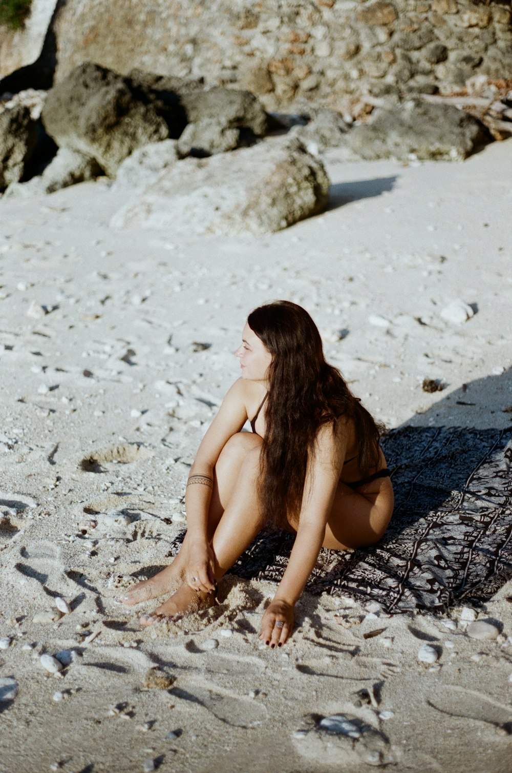 una persona seduta sulla sabbia