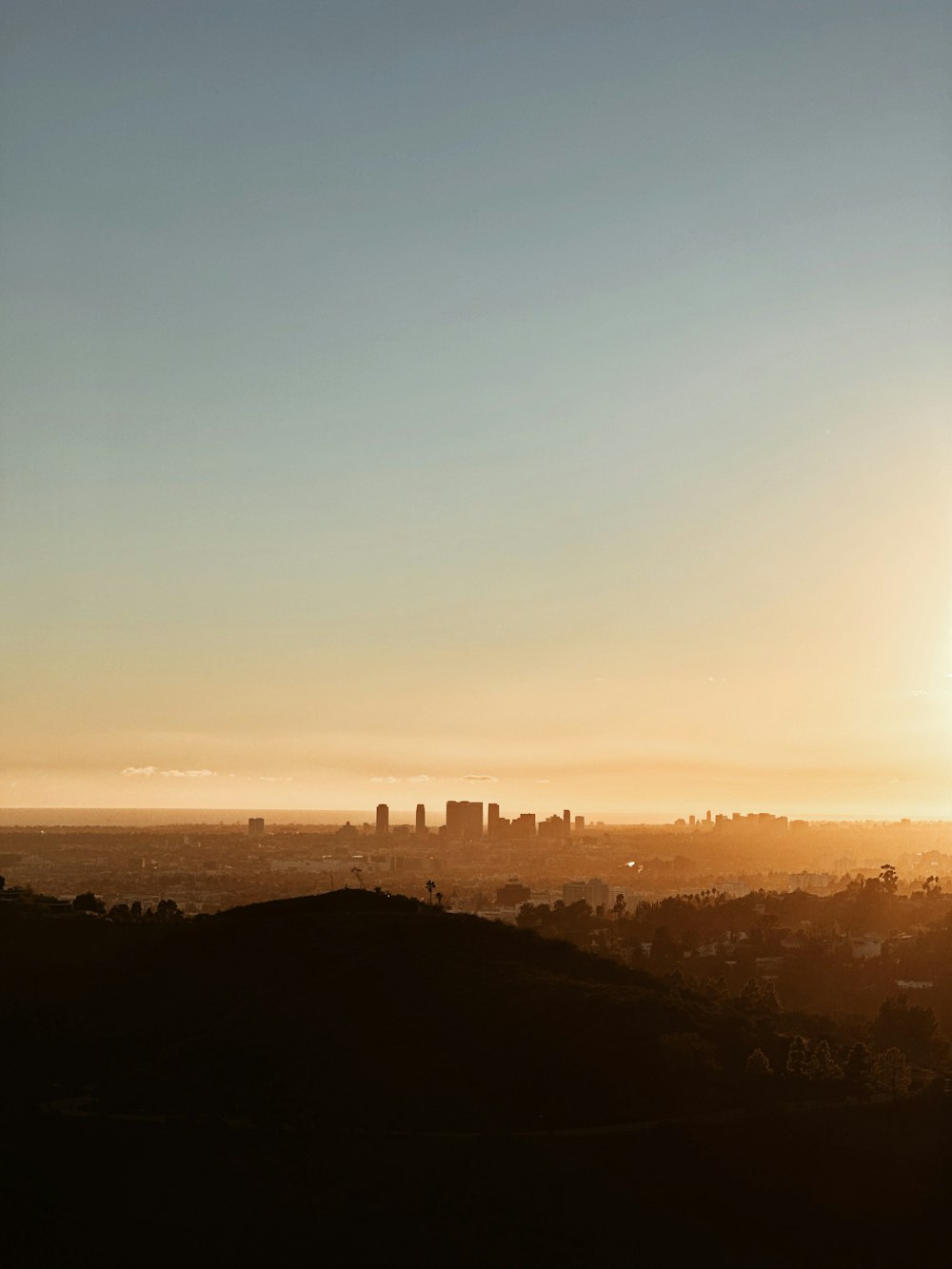 Eine Skyline der Stadt bei Sonnenuntergang