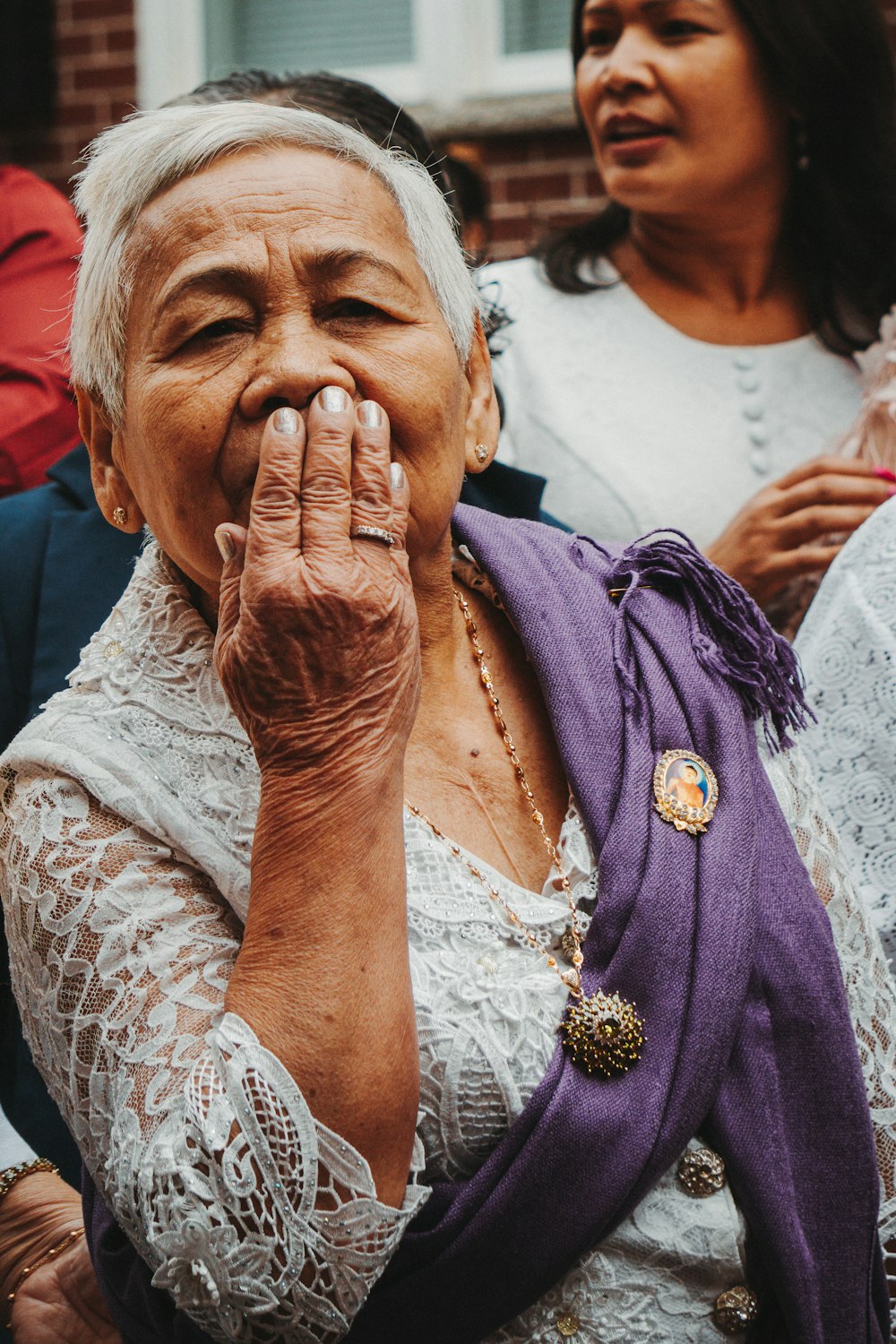 a person with the hand on the face