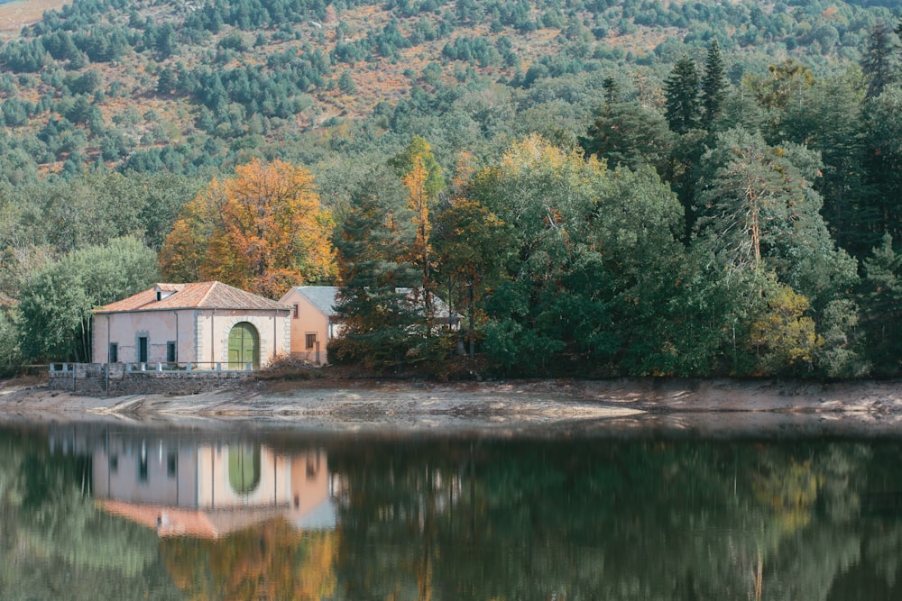 uma casa à beira de um lago