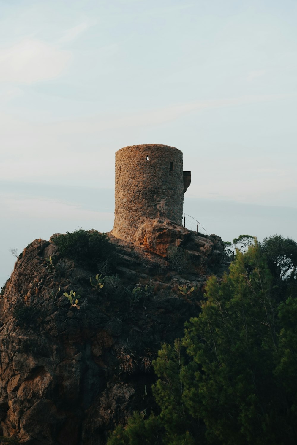 uma torre de pedra em um penhasco