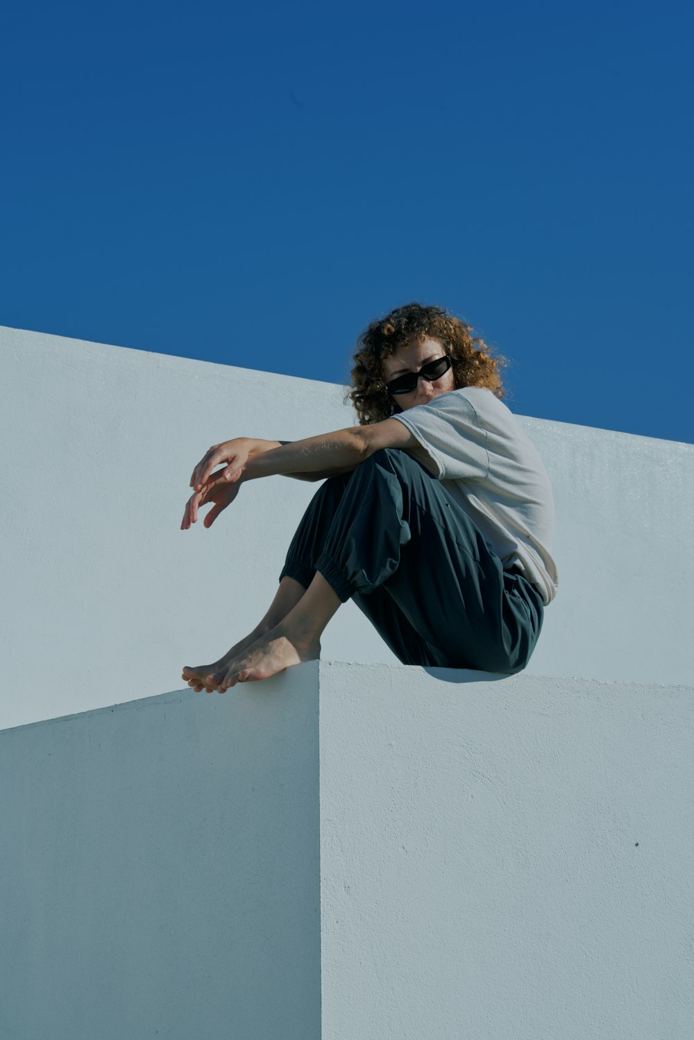 Un hombre con gafas de sol