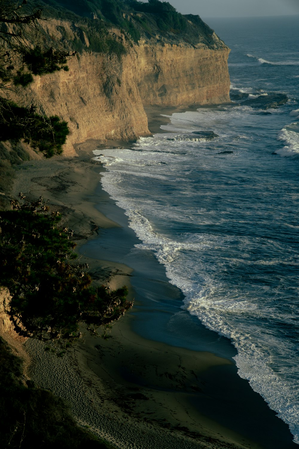 海の隣の崖