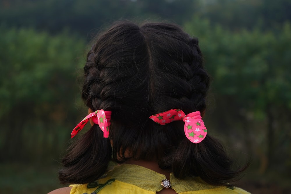 una persona con un fiore tra i capelli