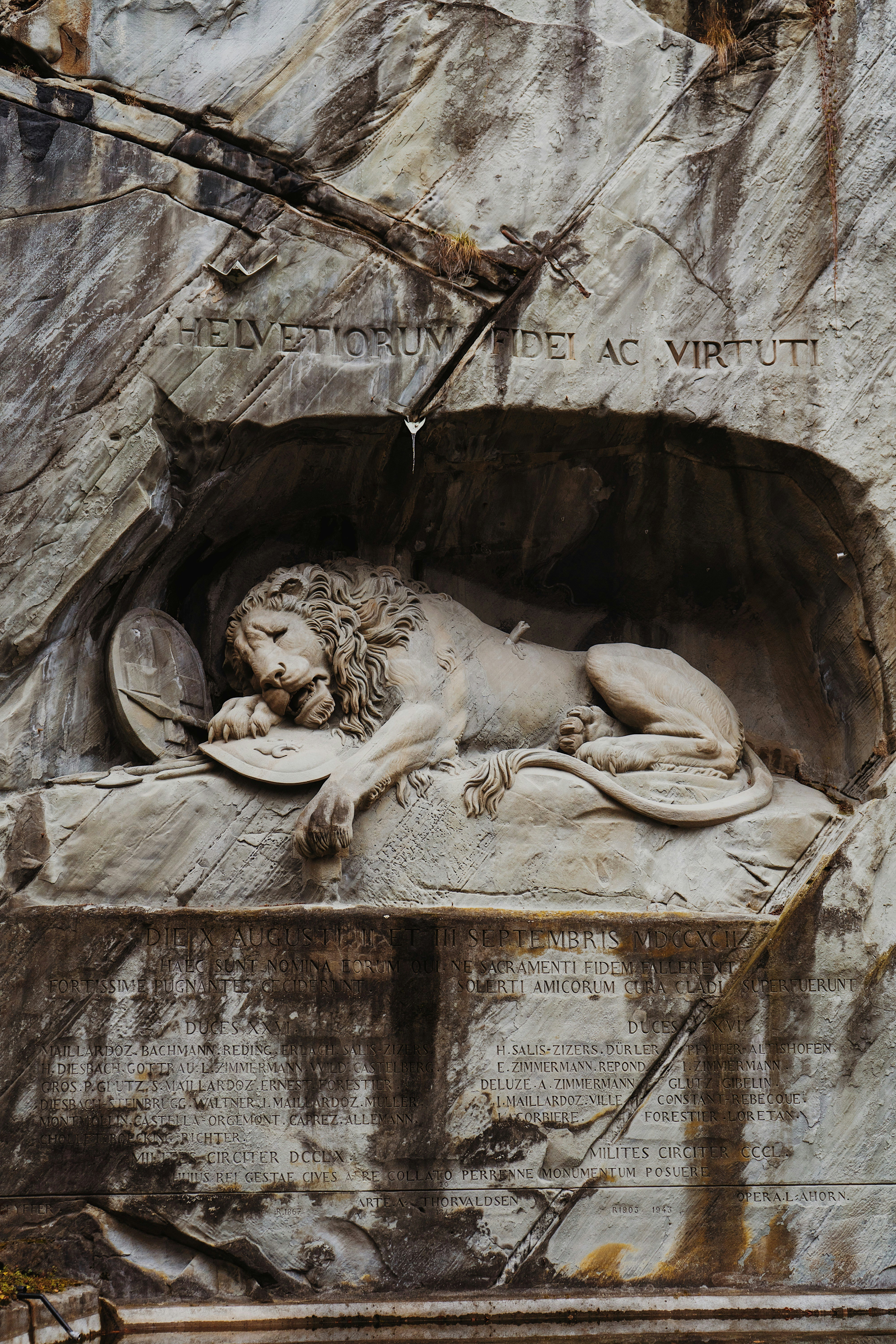 Eine Steinskulptur eines Löwen