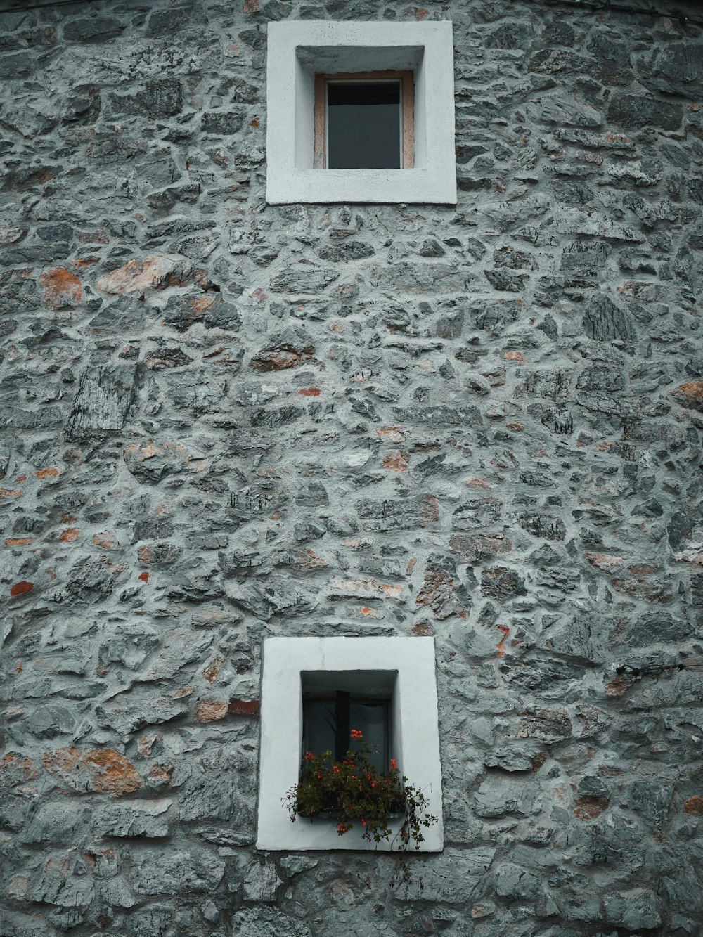 Un par de ventanas en una pared de piedra