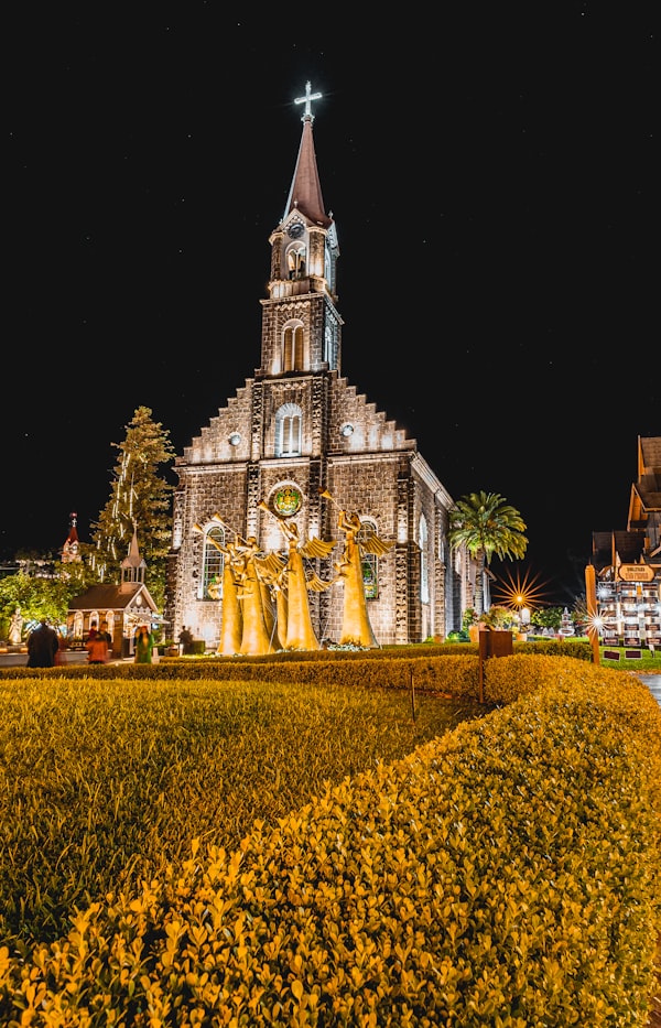 Catedral São Pedro de Gramado iluminada à noite com arquitetura europeia