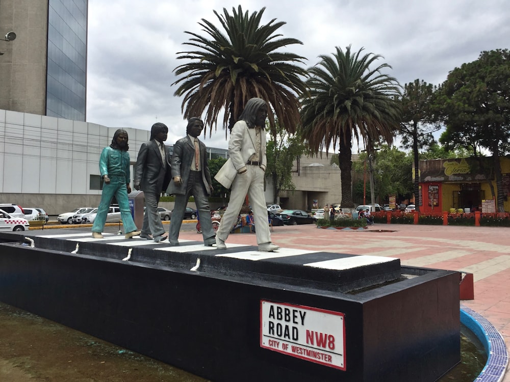 un groupe de personnes debout sur une plate-forme avec une statue d’un homme