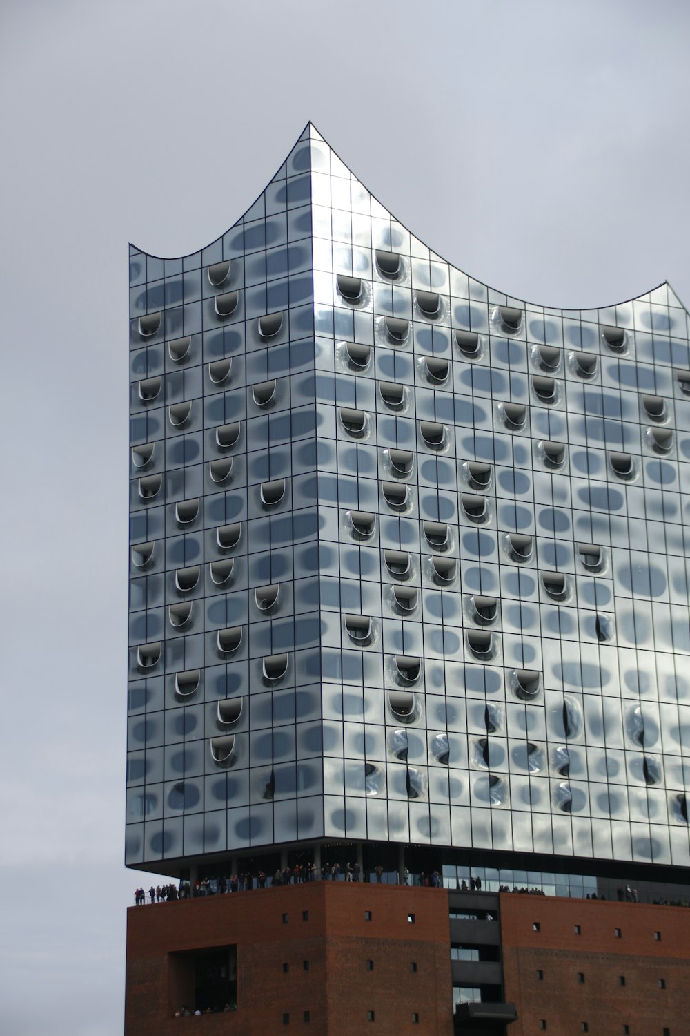 Un edificio alto con muchas ventanas