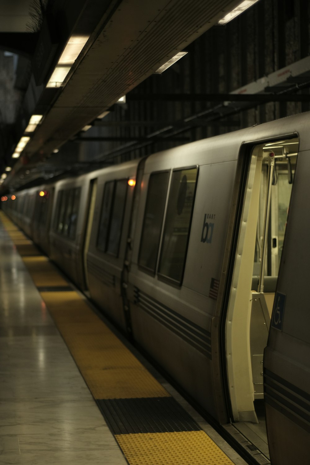 Un tren en una estación de tren