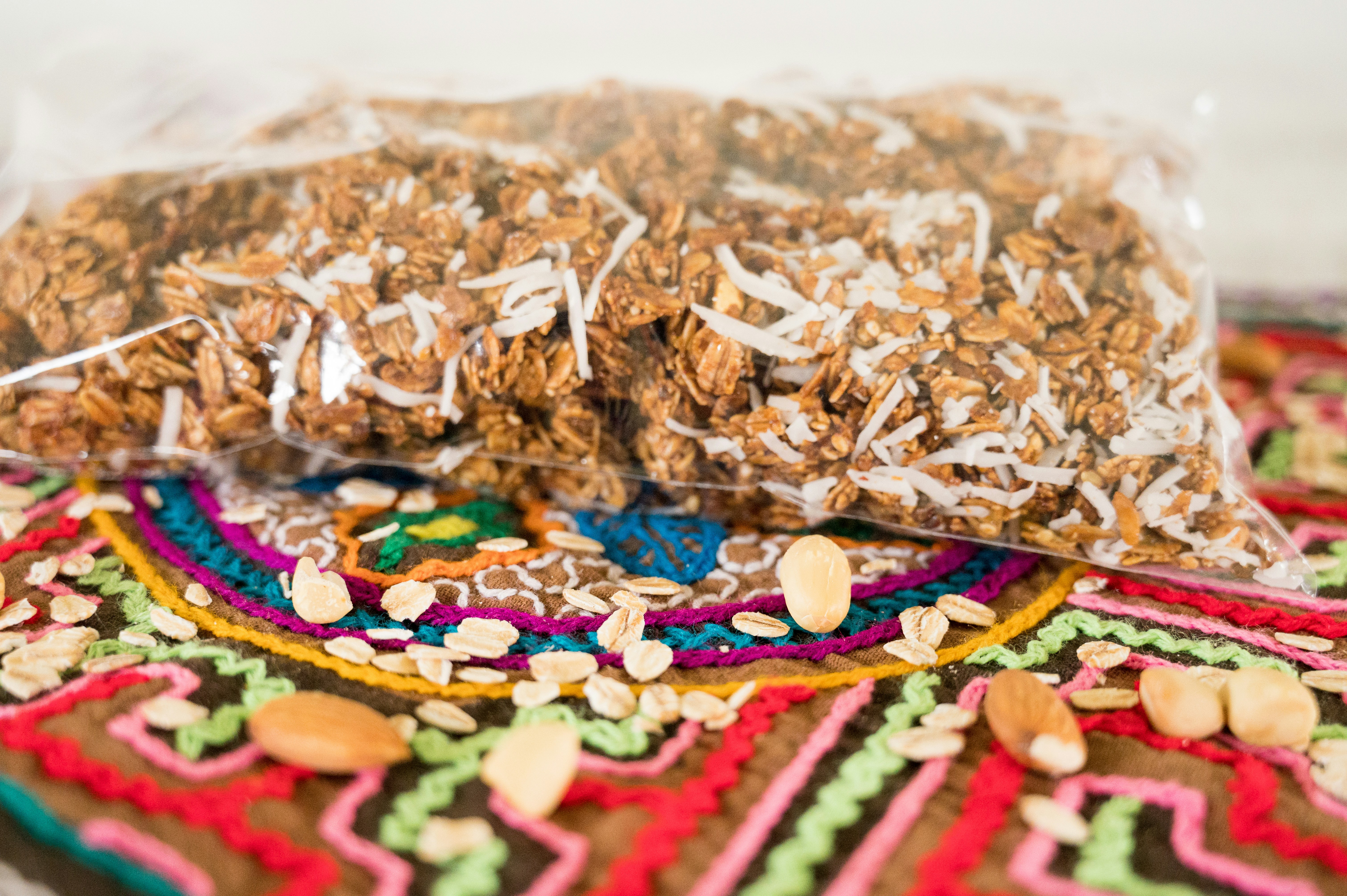 Un pastel con glaseado y caramelos