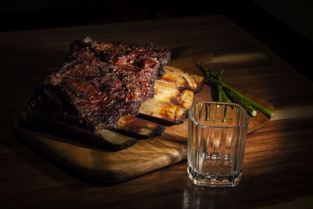 un plato de comida y un vaso de agua sobre una mesa