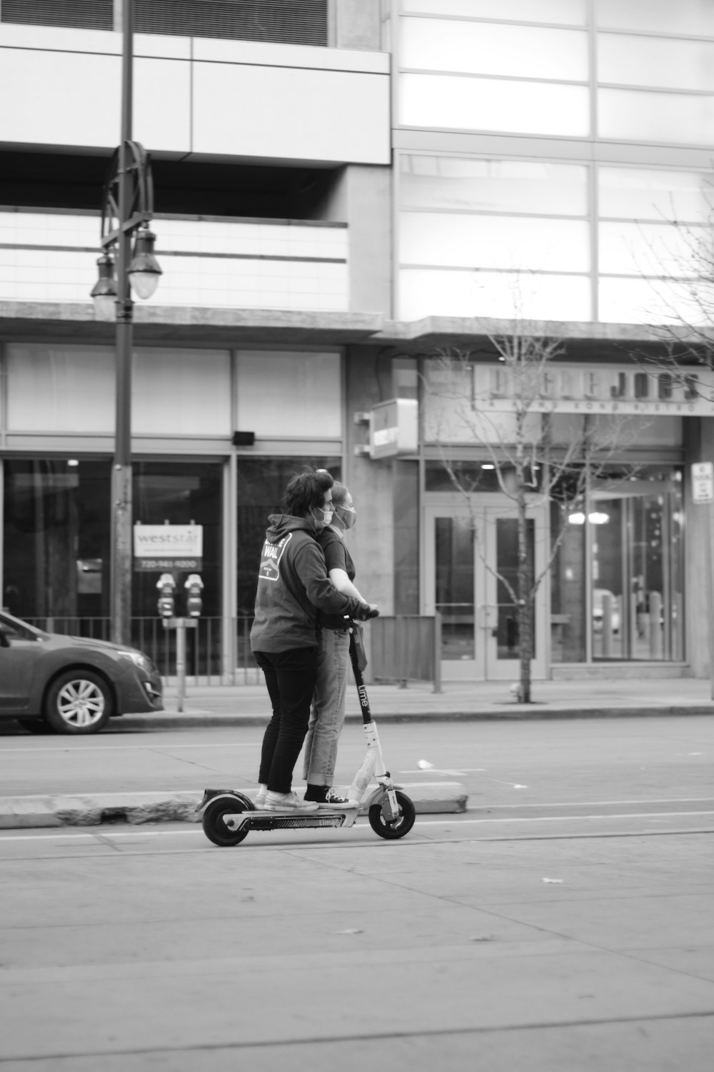 Un homme sur un scooter