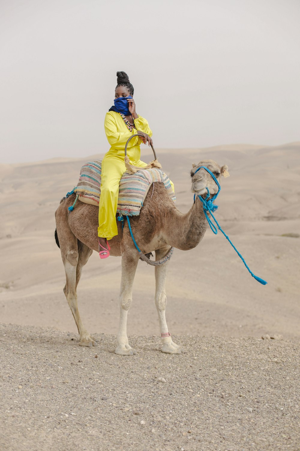 Eine Person, die auf einem Kamel reitet