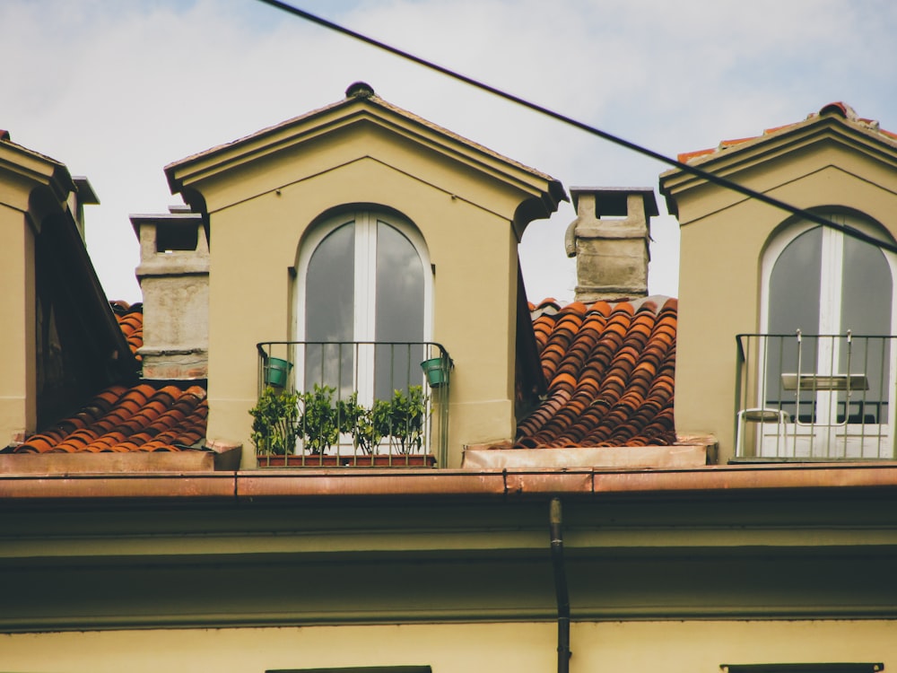 una casa gialla con balcone