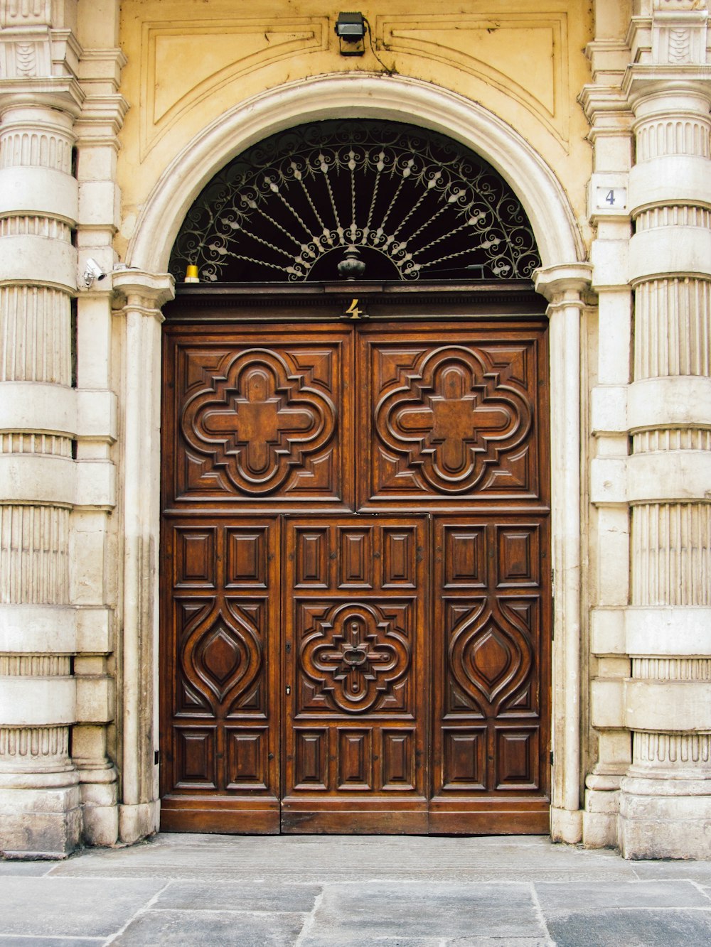 大きな木製のドア