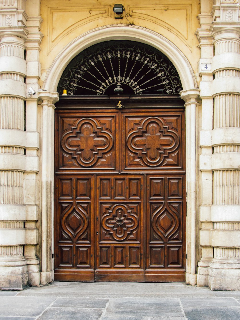 una gran puerta de madera