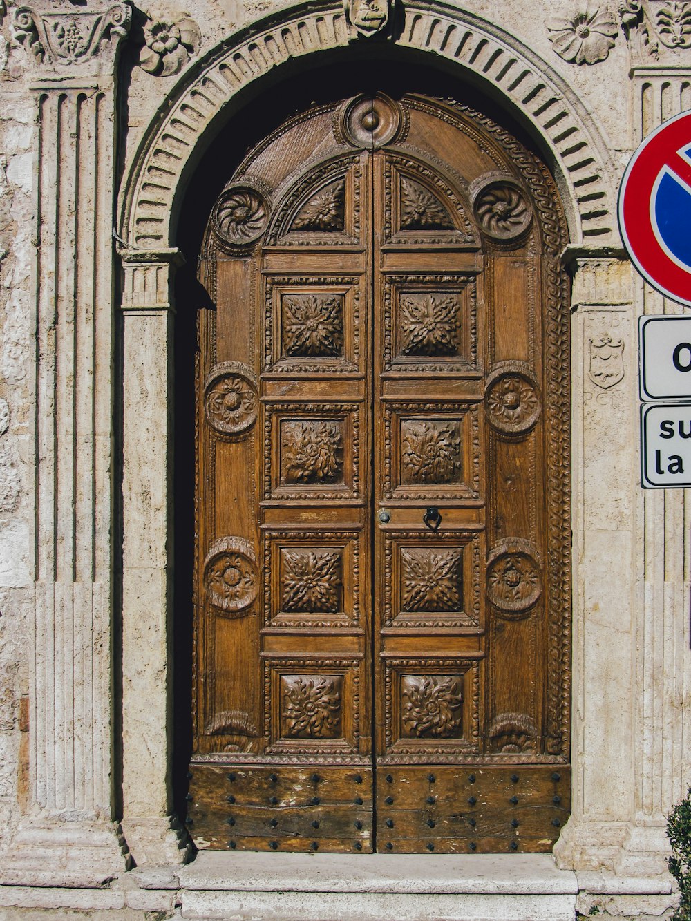 una grande porta di legno