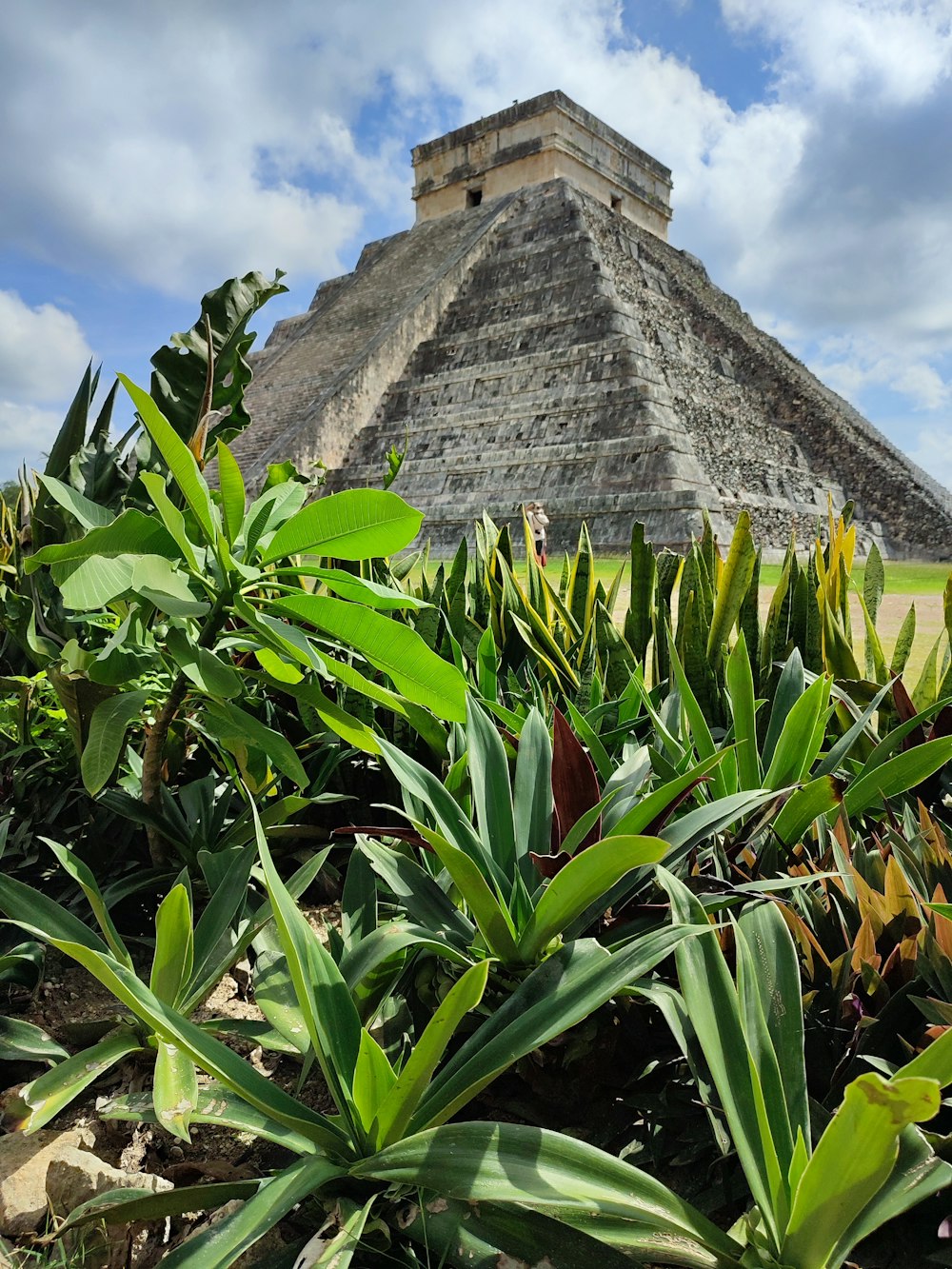 Un edificio de piedra con una torre