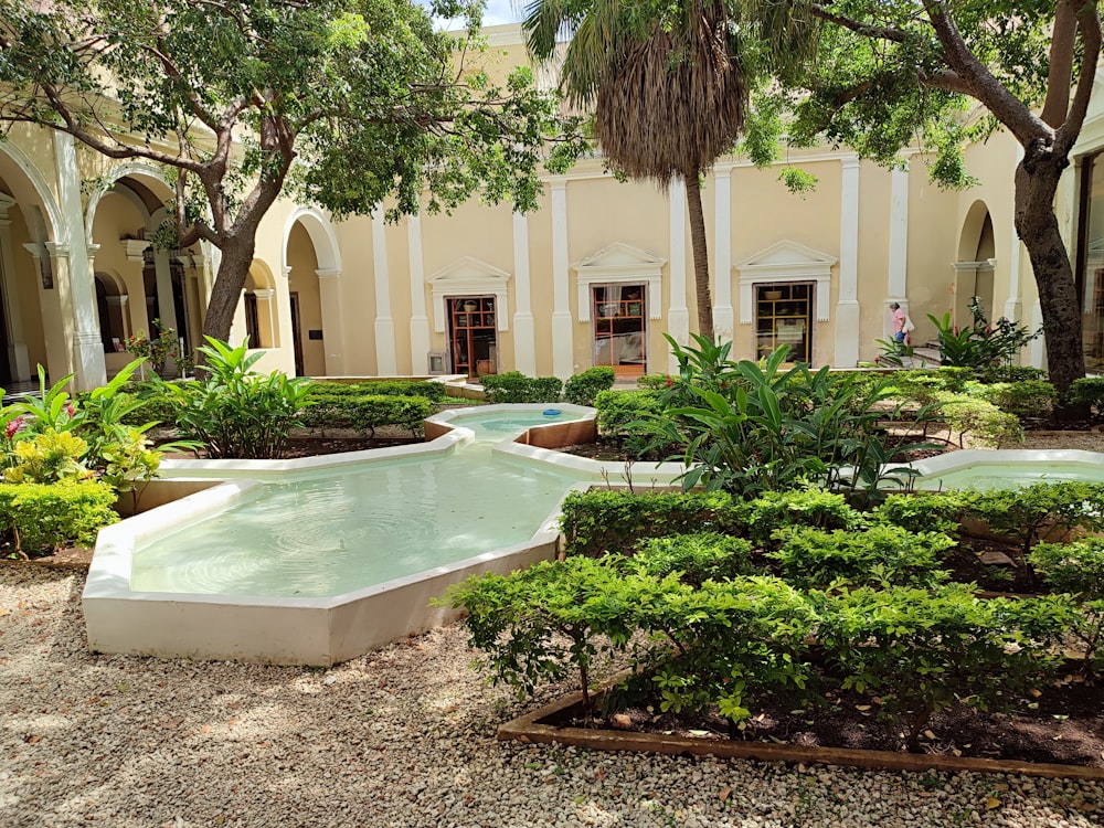 Un gran edificio blanco con piscina