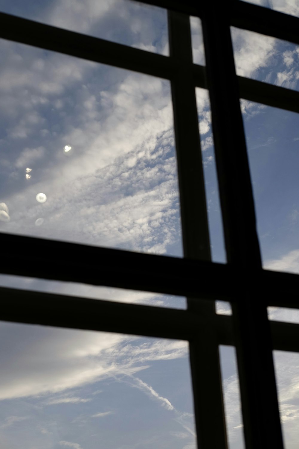 Una vista del cielo a través de una ventana