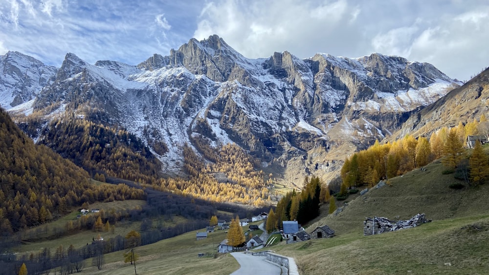 Ein Berg mit Schnee