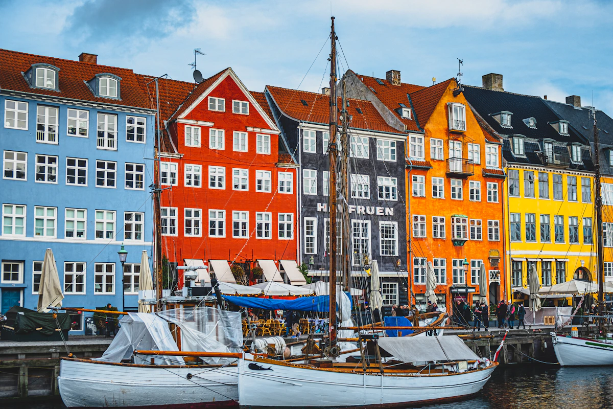 Kopenhagen mit bunten Häusern am Wasser