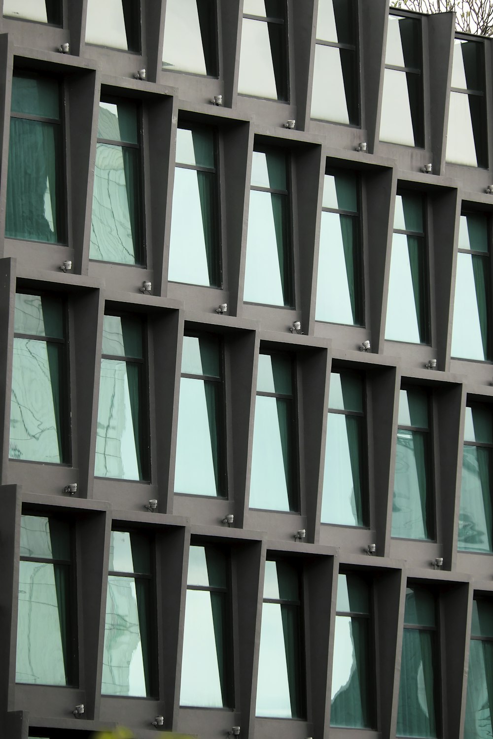 Un edificio con muchas ventanas