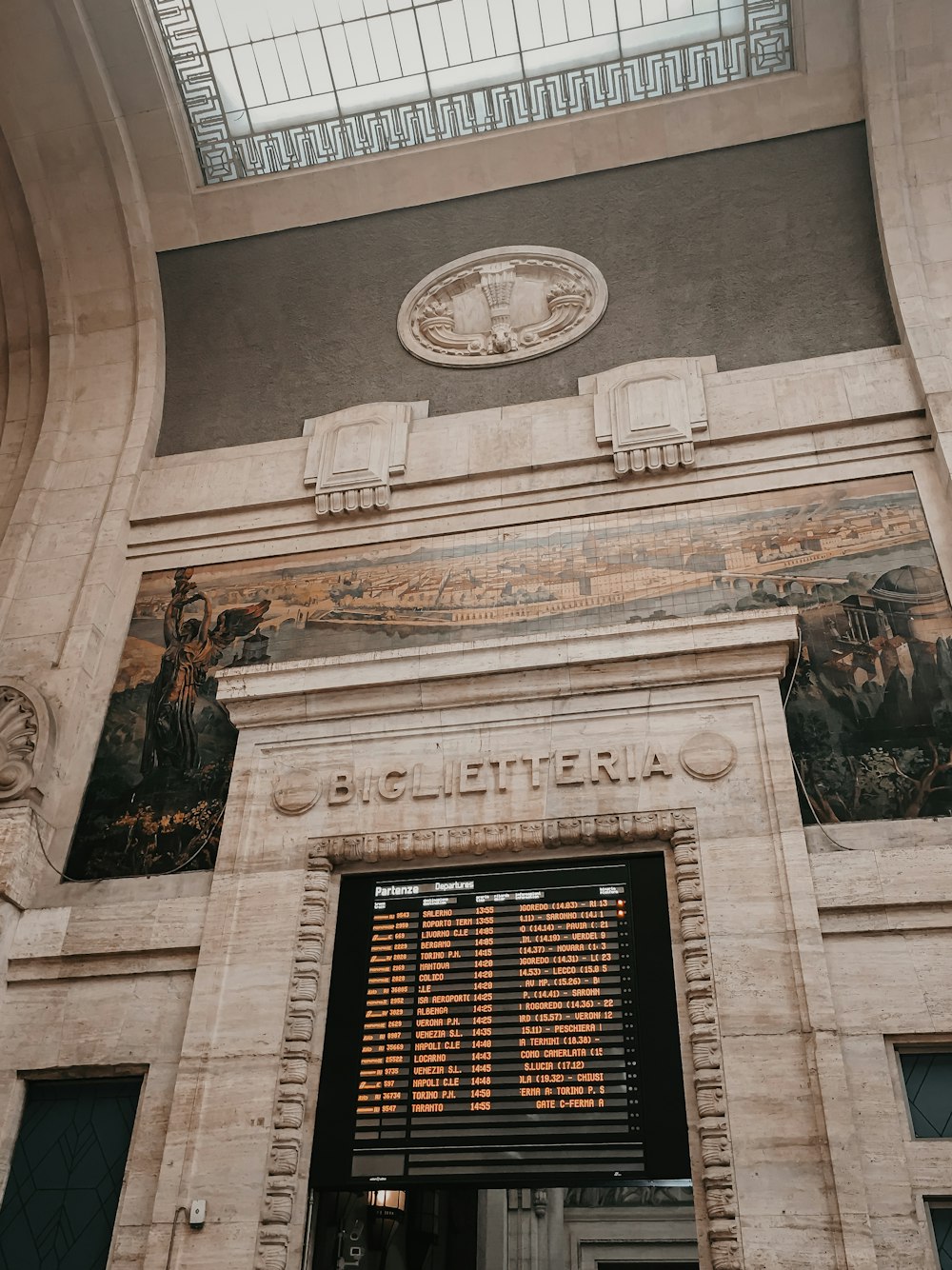 Un grande edificio ornato con un grande orologio in cima