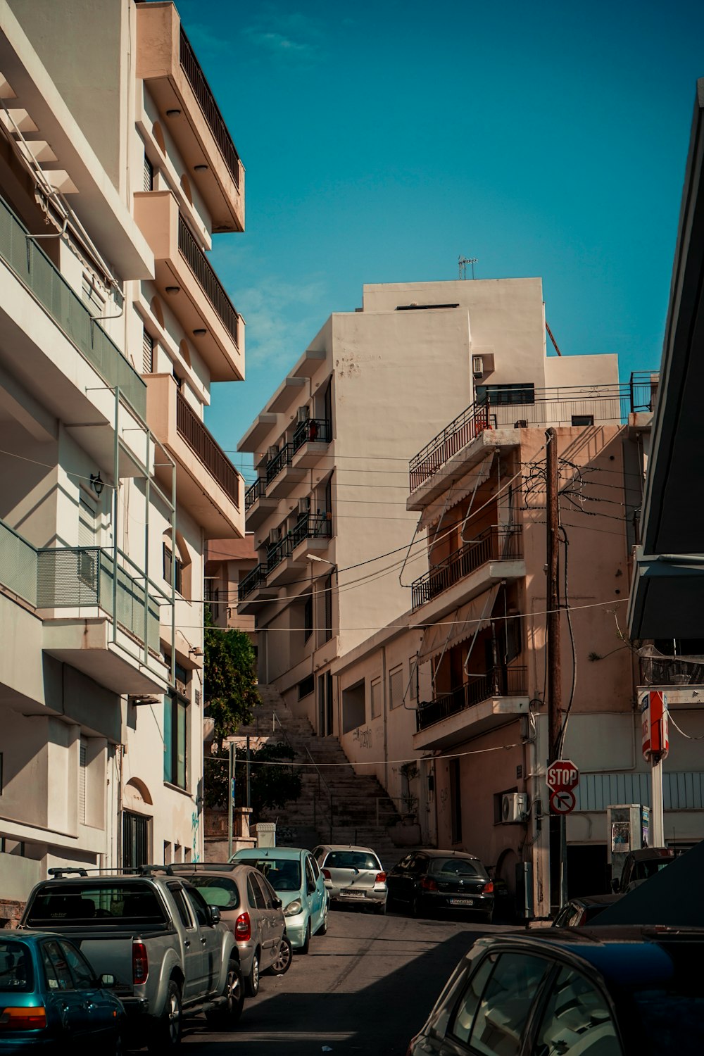 una calle con coches y edificios a ambos lados de ella