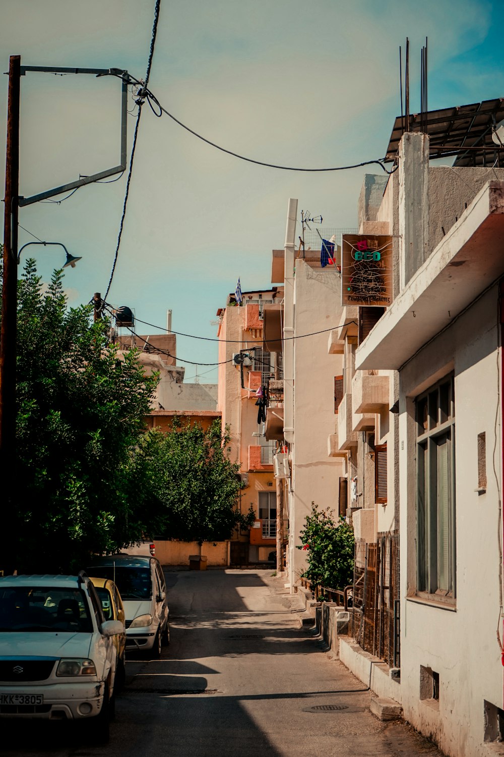 uma rua com carros estacionados ao lado