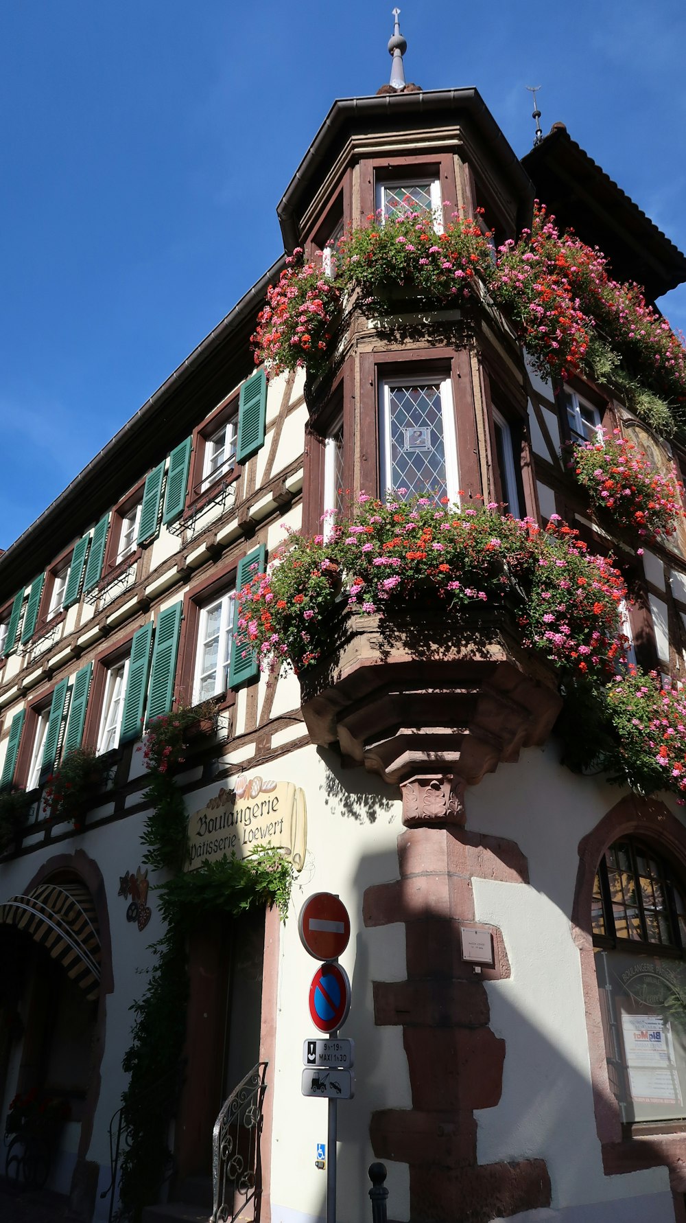 Un edificio con flores en el techo