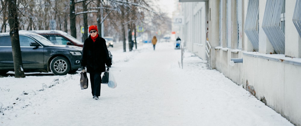 une personne marchant dans une rue enneigée