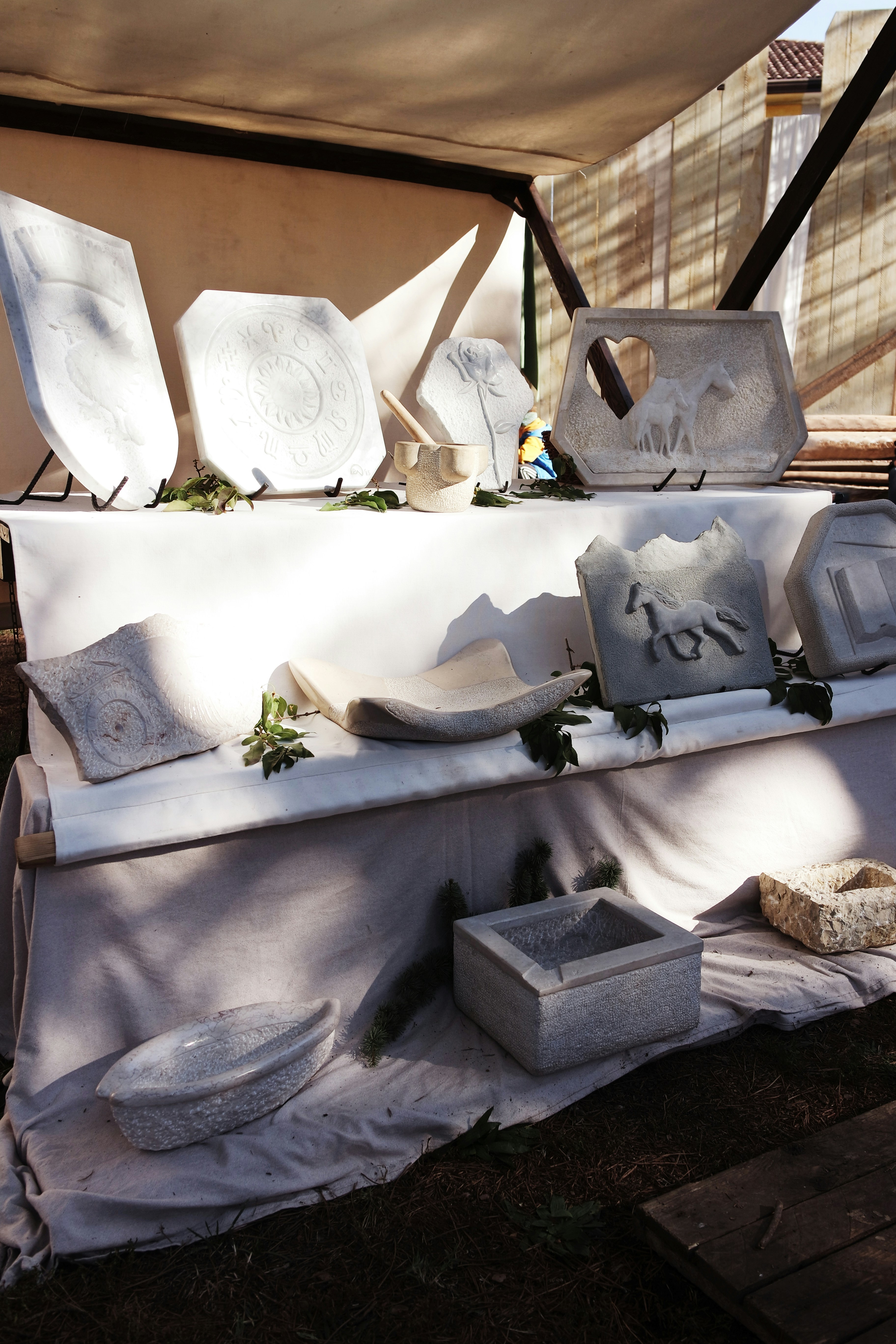 un gruppo di borse bianche