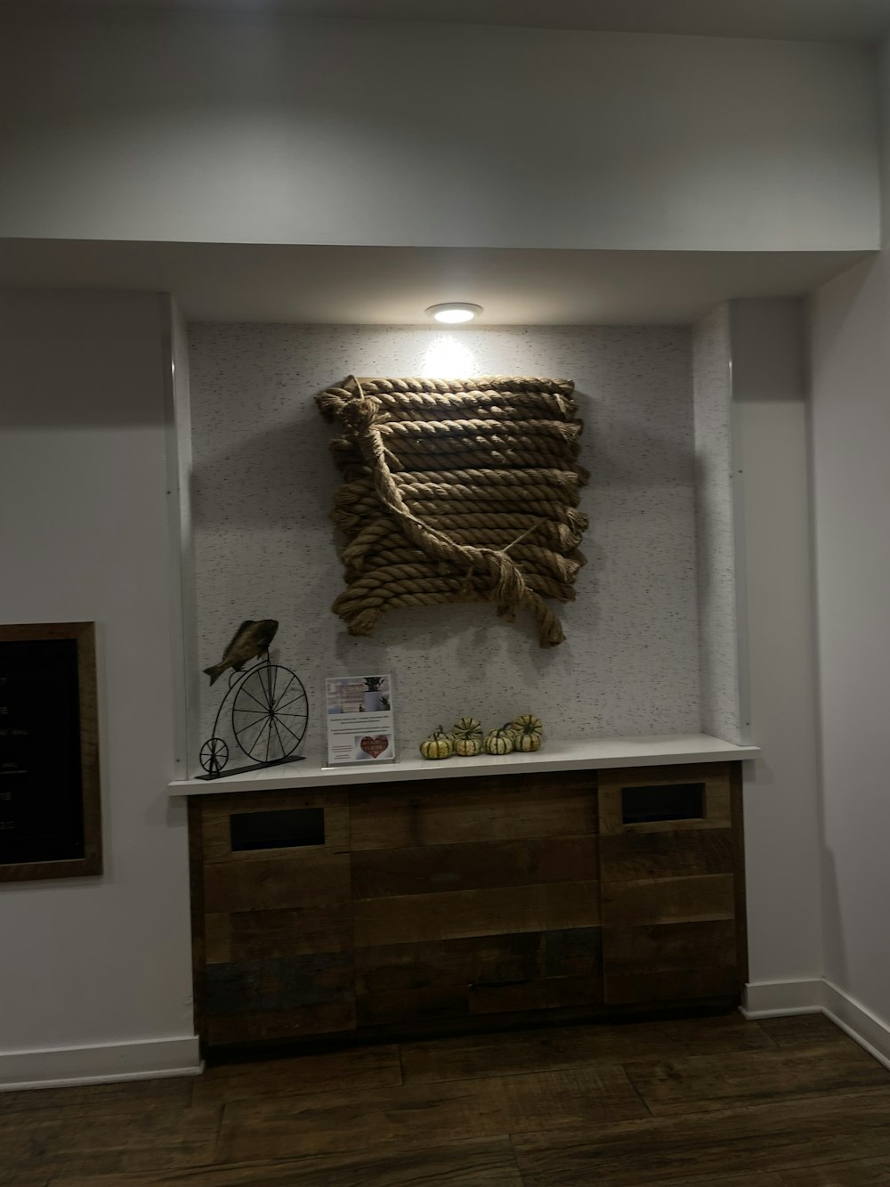 un gabinete de madera con una cesta encima.