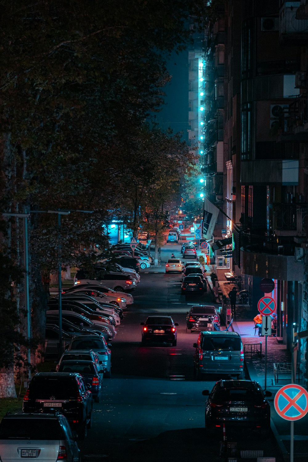 uma rua movimentada com carros