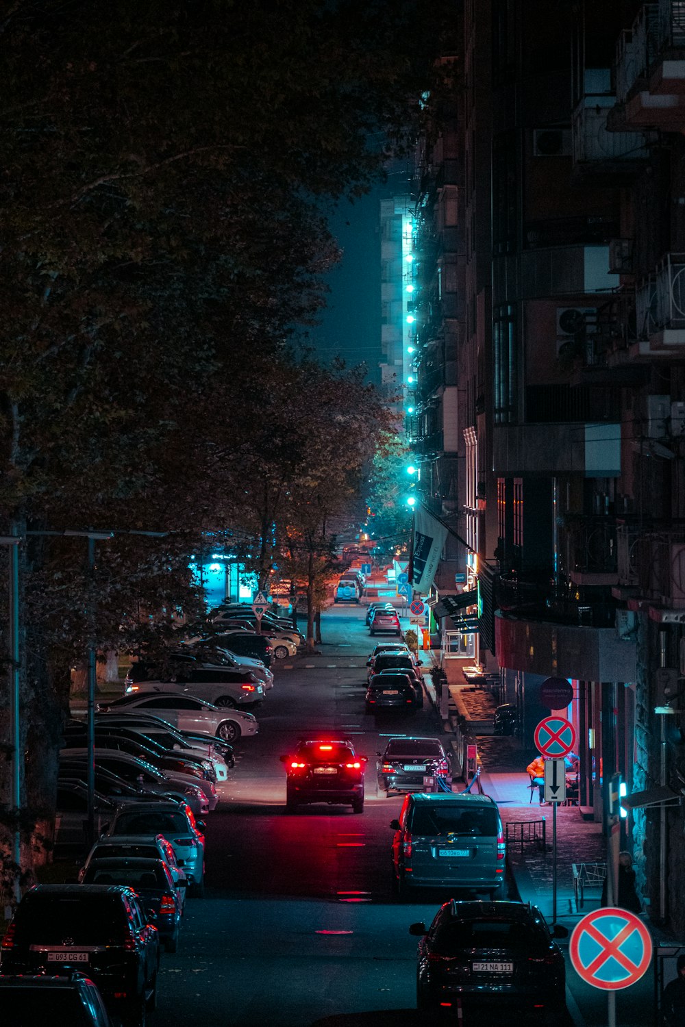 Una calle concurrida por la noche