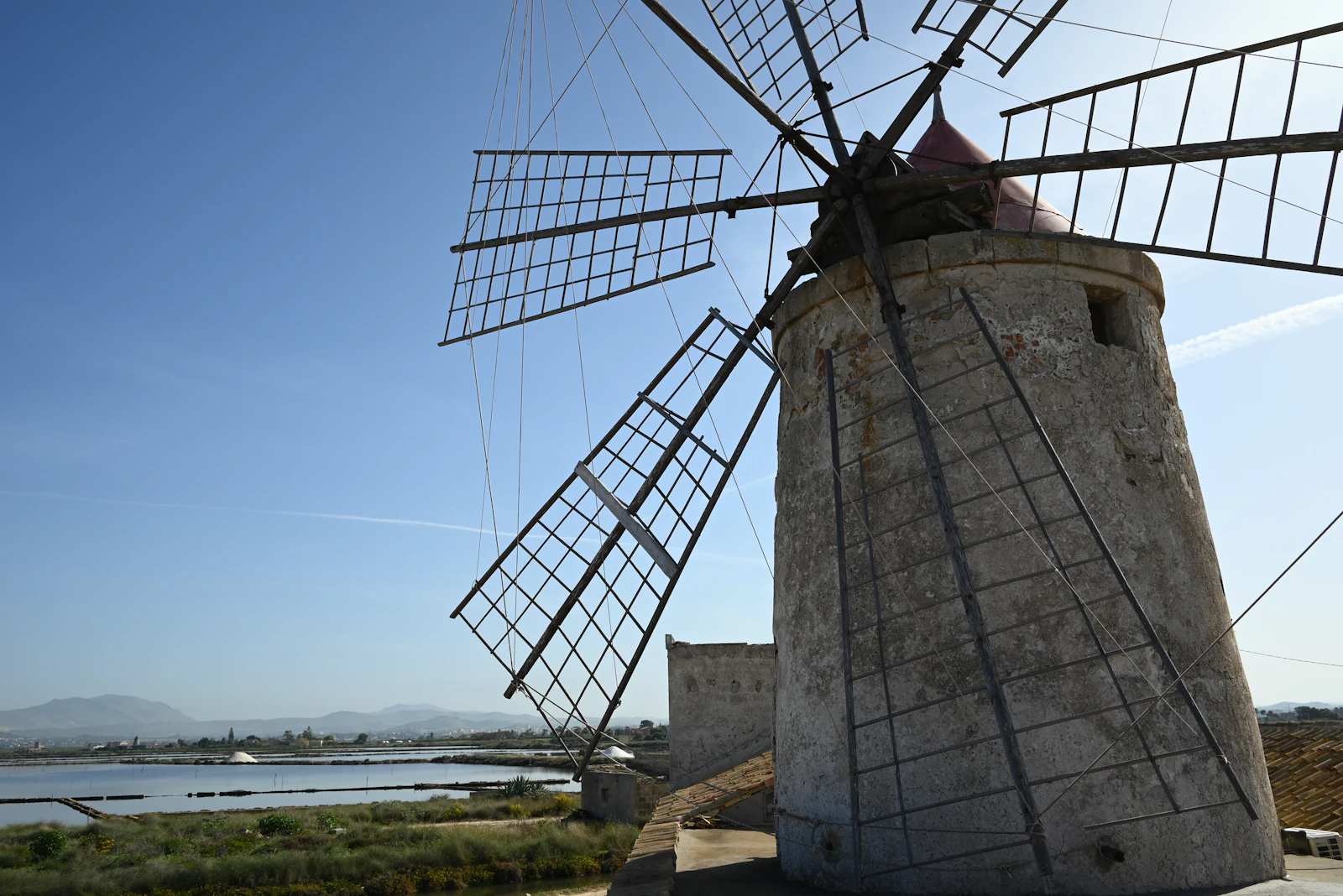 Un mulino delle saline di Trapani contro un cielo azzurro