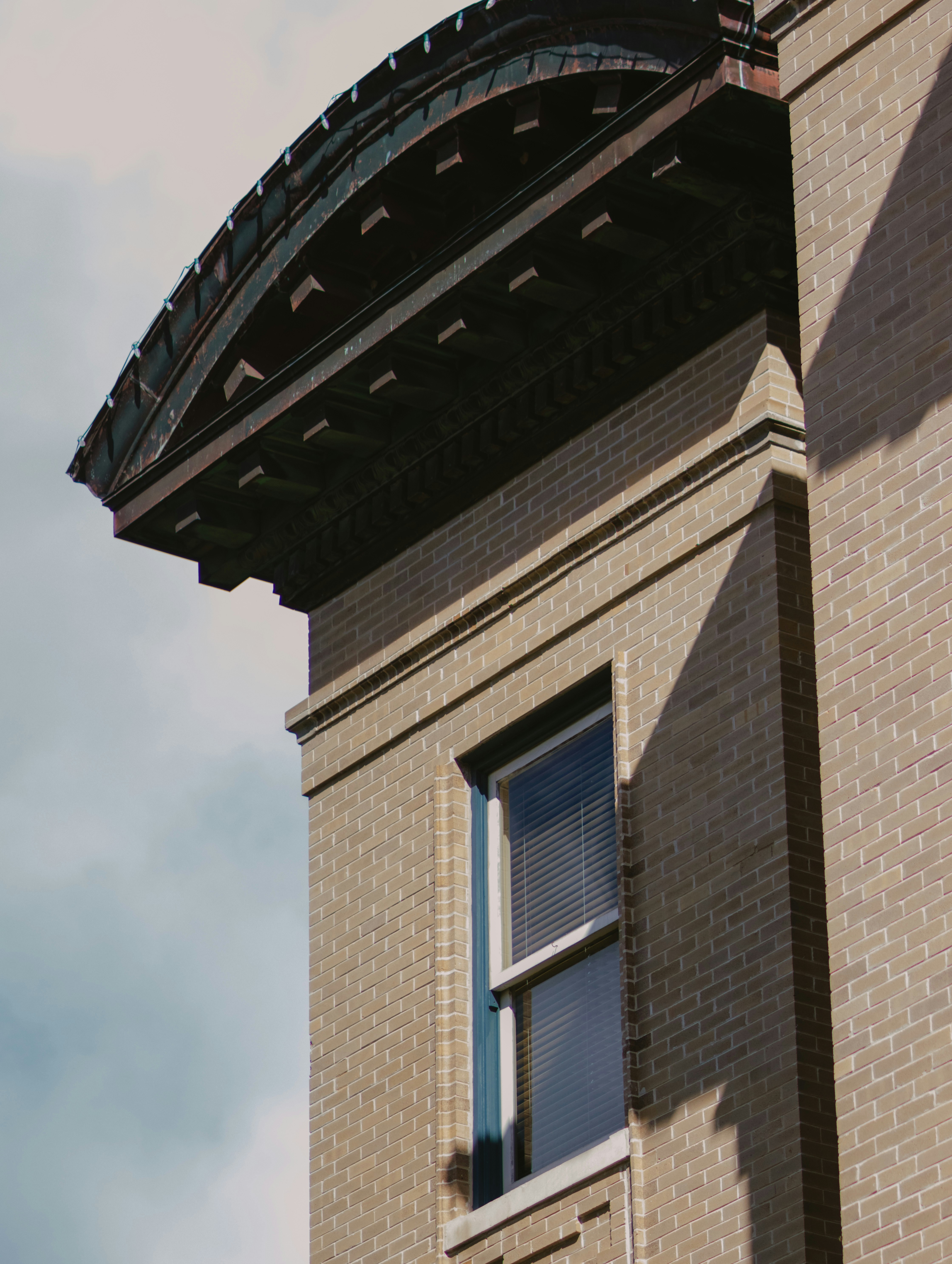 ein Backsteingebäude mit rundem Fenster